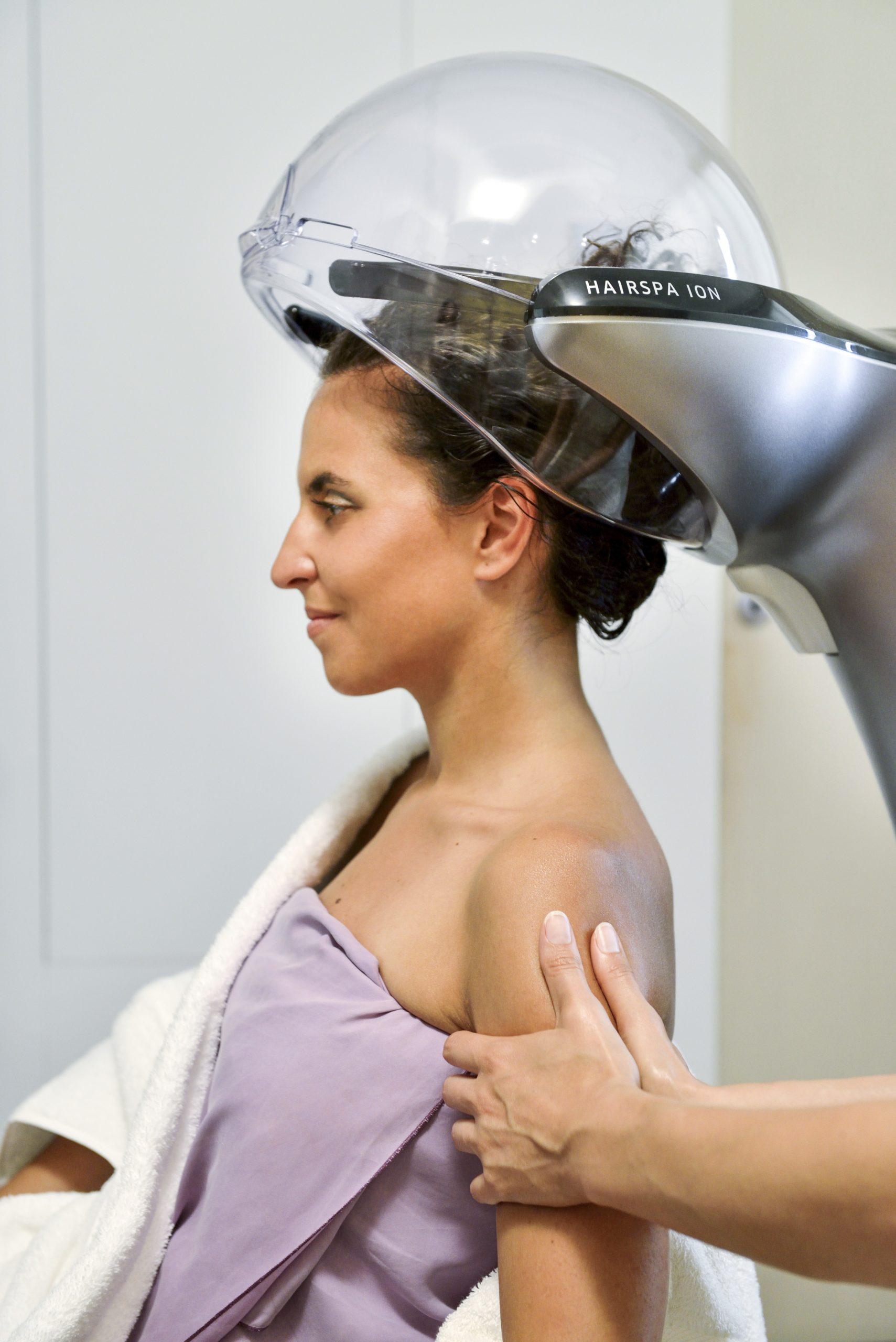 femme recevant soin purifiant des cheveux à la maison dr hauschka